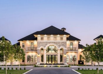 Explore Luxurious Homes and Vibrant Culture - Homestead Anywhere